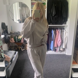 Sweatshirt och byxor - Grått sweatset från Nelly. Priset är exkl frakt🥰