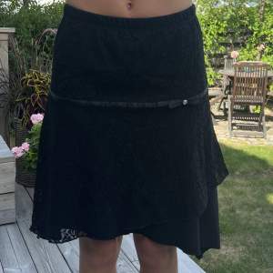 För svart spets kjol med olika lager! Använd en gång! Den är tyvärr för liten för mig då det är min kompis dom har på sig den på bilden!