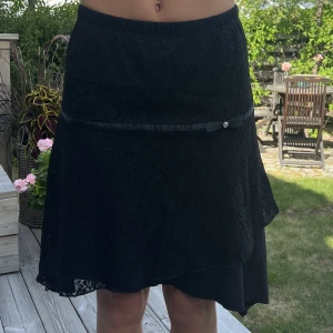 Spets kjol - För svart spets kjol med olika lager! Använd en gång! Den är tyvärr för liten för mig då det är min kompis dom har på sig den på bilden!