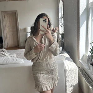 Zara klänning  - Klänning i linen tyg. Oanvänd. Prislappen kvar. Nu pris: 399kr. Storlek S