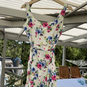 Klänning - Blommig klänning i storlek 34. Ungefär knälång. I bra skick.