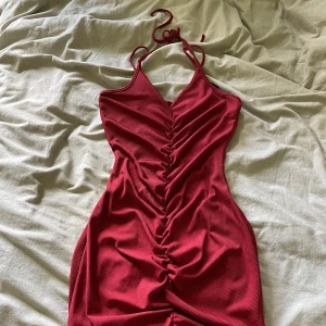 Röd ribbad klänning  - Aldrig använd