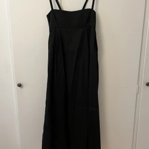Maxiklänning - Jättesöt långklänning från zara som är tight över bysten och rymlig nertill med fickor. Tyvärr aldrig kommit till användning så har lappen kvar. Frakt ingår ej i pris