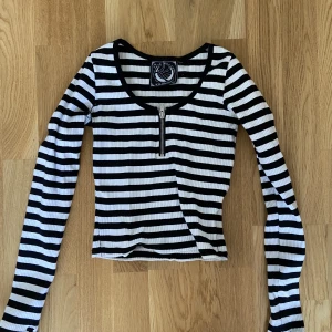 gothic tajt magtröja  - randig tajt tröja med en kedja i fram, sitter tajt och bekvämt. Blir inte för varmt heller, Använd ungefär 2 gånger.