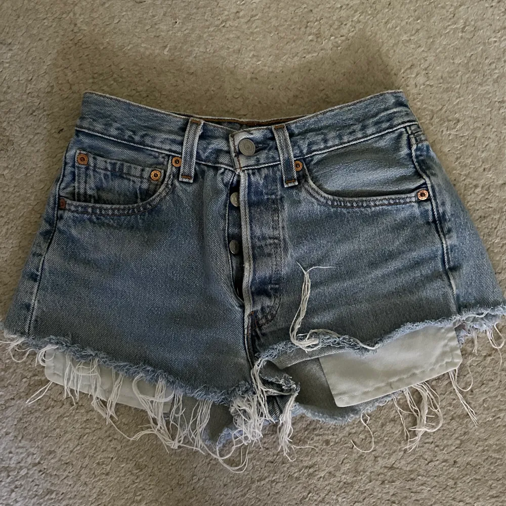 Säljer dessa skitsnygga Levis shorts i modellen 501 då de är för små för mig. De är storlek w26 och jag skulle säga att de passar en liten xs.. Shorts.