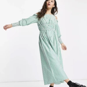 Topshop klänning  - Oanvänd klänning - grön och vit randig  Rynkfri och lätt att stryka 100% bomull   Priset kan diskuteras vid snabb och smidig affär   Samfraktar! 