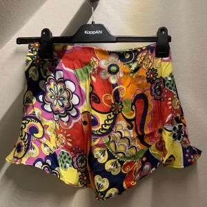Shorts - Färgglada shorts från Zara med drgkedja i sidan som fungerar bra.
