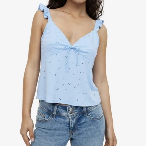 Ljusblå söt topp - Jättefin topp med knyt på ryggen, storlek m men går att spänna åt så passar en S också. Slutsåld. 