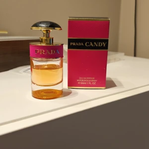 Parfym - Prada candy, eau de parfume 30 ml. Återstående mängd syns på bilden, men ca 3/4 kvar. Nypris 800 kr