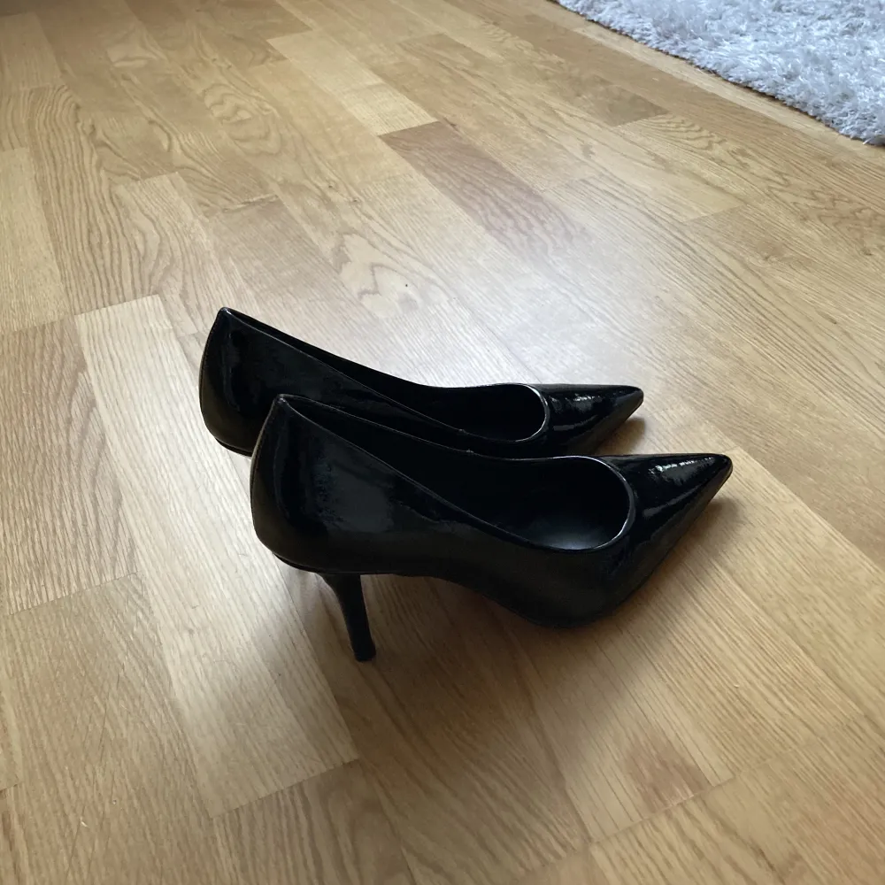 Oanvända spetsiga pumps från asos 🫶🏻 De var lite för stora för mig och hann ej skicka tillbaka. Skorna är 8 cm höga, ingen platå. Storlek 35 men de är extra breda, så passar 36-36.5. Skor.