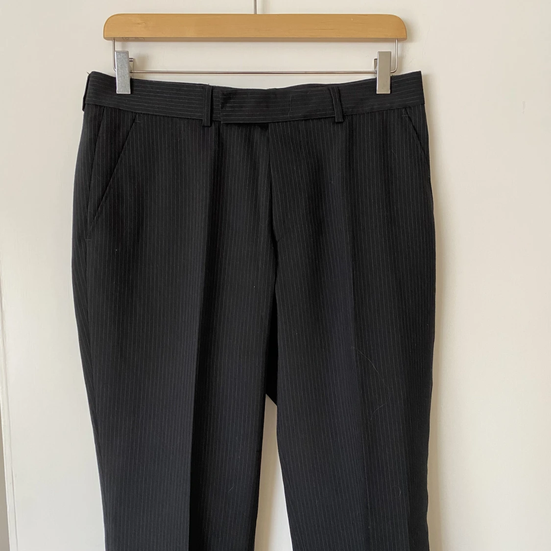 Kritstrecksrandiga Slacks