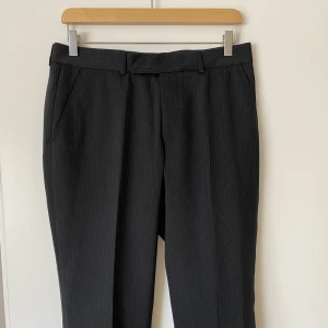 Kritstrecksrandiga Slacks - Nyskick. Storlek 48. Svarta med vita kritstreck. Rak passform, ej slimmade.