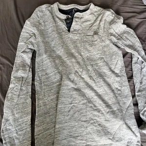 Långärmad tröja - Knappt använd tröja från Cubus. I jättebra skick i storlek S. Pris går att förhandla, köparen står för frakt. 