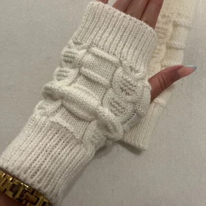 Torgvantar - Säljer helt nya torgvantar som köptes hör på Plick av en tjej som virkar själv. De kom aldrig till användning därav säljer jag dom. De är helt nya. Hör av er vid frågor eller tryck på köp nu. (De är stretchiga) ☺️💘