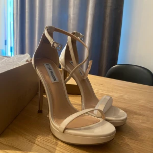 Steve Madden klackskor - Helt nya Steve madden klackskor, helt oanvända. 