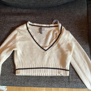 Croppad stickad tröja - Den är völdigt genomskinlig och super kort den är ganska använd men ser ut som ny typ