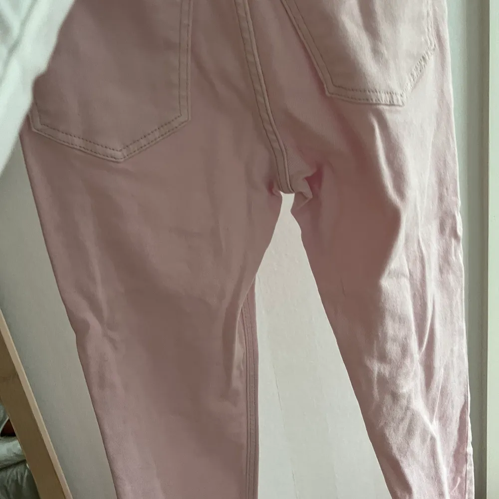 Jättefina ljus rosa jeans från Ginatricot med slit!. Jeans & Byxor.