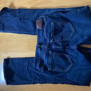 Hollister low rise bootcut jeans , säljer pga av passar inte 💕 aldrig använda 