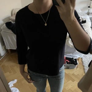 Trekvart tröja - Jätte fin trekvart tröja från COS, kan tänka mig sälja vid bra bud🫶🏼🫶🏼