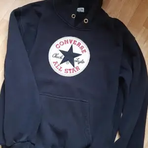 Converse hoodie i perfekt skick strl XXL Väskan också perfekt skick  Pris 500kr för båda 