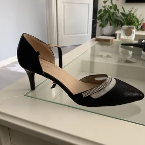 Klackskor med stenar - Dom har klackskorna har sällan använts och är i hyfsat nytt skick. 