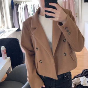Brun kappa - Säljer min helt oanvända kappa från Gina, original pris 700kr Stl 36 men skulle säga att den passar 34/36