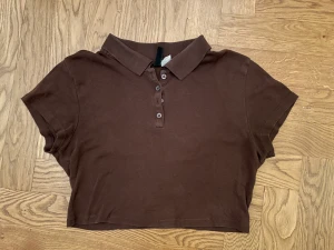 Brun crop top  - Fin crop top i färgen brun 