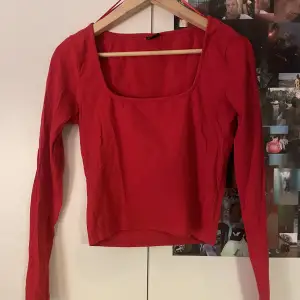 Jätte gullig röd tröja som tyvärr inte kommer till användning längre!! Priset är diskuterbart och det är bara komma PM för fler bilder och använd gärna köp nu!!🌟🌟
