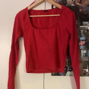 RÖD TRÖJA - Jätte gullig röd tröja som tyvärr inte kommer till användning längre!! Priset är diskuterbart och det är bara komma PM för fler bilder och använd gärna köp nu!!🌟🌟