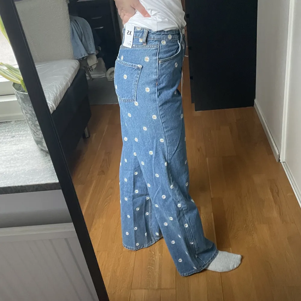 Världens coolaste blommiga jeans från envii i storlek XS. Kommer tyvärr inte till användning så är aldrig använda. Etiketter sitter kvar. . Jeans & Byxor.