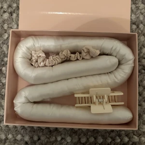 Heatless Waves i mullbärssiden🤍 - Säljer ett heatless waves kit från lenoites! 2 scrunchies & 1 hårklämma följer med✨Använt 2 gånger då det inte riktigt passade min hårtyp 💕 Ord pris 399kr