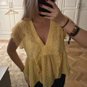 Gul spets topp - Superfin gul spetstopp från Zara. Köpare står för frakt💛