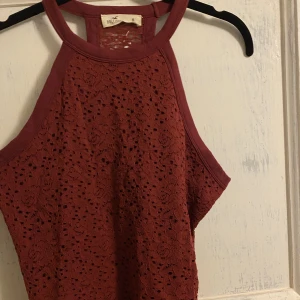 Rött linne - Rött linne me blomdetaljer från hollister. Aldrig använd. Strl M
