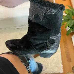 Supercoola cowboyboots för höst/vinter eftersom de är vadderade med fluff inuti