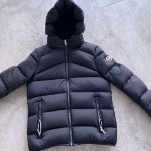 Colmar jacka  - Säljer min svarta colmar jacka i storlek xs/34. Köpte den för 4300 mitt pris 2500🩷pris går att diskutera. Den har inga defekter och knappt använd☺️