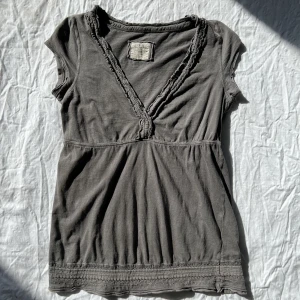 Grå Topp - Sötaste toppen från 2000-tals H&M. Hittade i min mammas garderob. Bella Swan stil. Storlek XS/S. 🖤🖤