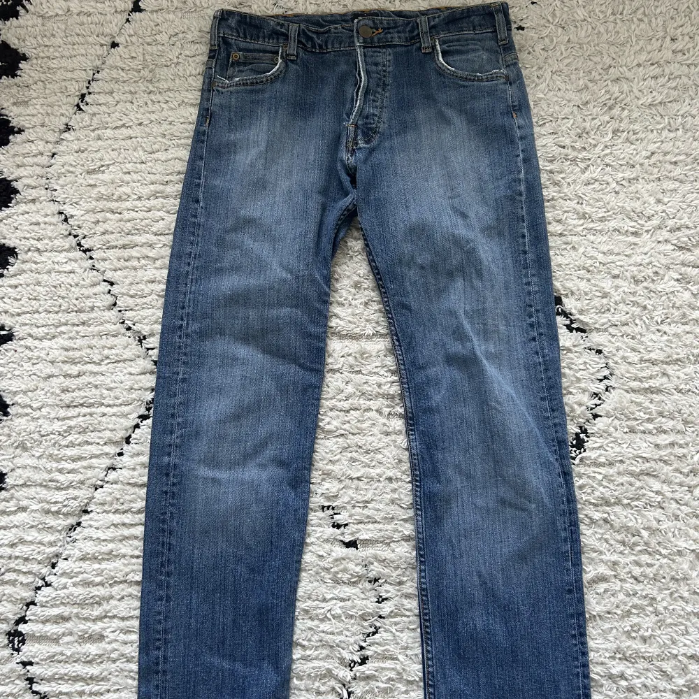Jätte fina lee jeans raka i super fint skick, hittar ingen storlek men måttet rakt över är 41 och innerbenslängden är 80. Jeans & Byxor.
