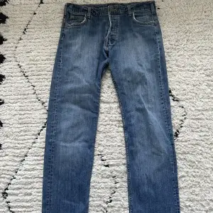 Jätte fina lee jeans raka i super fint skick, hittar ingen storlek men måttet rakt över är 41 och innerbenslängden är 80