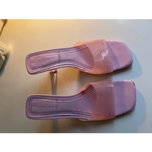 Rosa tjocka klackar  - Kommer tyvärr inte till användning längre🤍Rensar mycket av mitt smink, smycken och kläder nu och kan ge paketpris vid köp av flera✨🤍