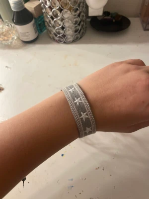 Armband - Säljer nu detta tyg armbandet som jag tror kommer från SHEIN då de inte kommer till användning. Använd fåtal gånger. Köpt för 25kr säljer för 15kr+ 12kr frakt. Armbandet går att justera så de passar alla. Kontakta mig om ni är intresserade.