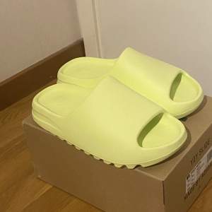 Helt oanvända Yeezy slides