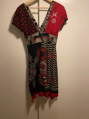 Disegual klänning  - Väldigt fin klänning , använd 2 gånger . Stl L 