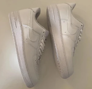 Airforce 1 - Helt nya AF1  hade redan ett or så säljer dessa storlek 44/45. Pris kan diskuteras vid snabb affär. Kvitto finns 