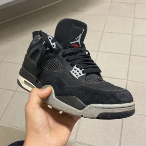 Jordan 4 Black Canvas (Intresskoll) - Hej jag vill ha intressekoll, De är minst 100% äkta, skick 7.5/10.  Du kan kolla hur mkt du vill om de behövs😊, men det slutgiltiga svaret kommer alltid vara detsamma, de är black canvas som är köpta för ca 2 år sen. De är inte alls mycket använda!🙌 