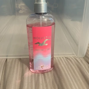 hollister body mist  - använder inte<3