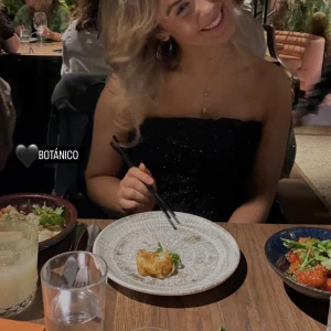 Festtopp  - En glittrig ”korsett”- topp från Zara i strl S. Säljer pågrund av att den är någon stor på mig😩. Använd ett fåtal gånger men inga defekter eller något⭐️