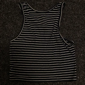 Randigt linne - Randigt linne med korsad rygg. Bra skick.