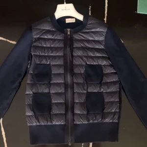 Moncler cardigan  - Säljer min fina cardigan från moncler i storlek S då den inte kommer till användning. Den är som nyskick och det finns inga defekter på den och har knappt används. Köpte för 8.000kr och säljer nu för 4.600. QR koden finns och funkar.
