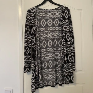 Kofta från new yorker - Fin svart och vit kofta från amisu, new yorker. Som nyskick.