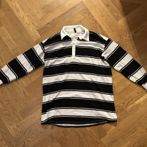 Svart vit tröja  - Mycket bekväm tjock tröja 